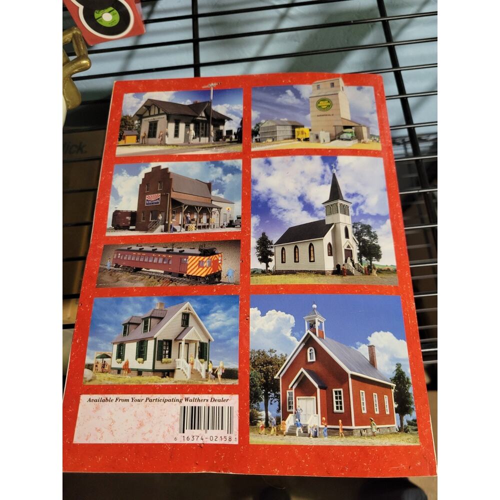 Walthers HO Scale Model Railroad Catalog Reference Manual (2002) - Picture 2 of 10